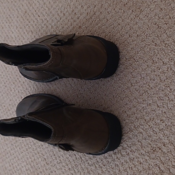 Clarks Woman Bendables Olive leather Ankle Boots with inside zip. SIZE 9 - Picture 10 of 10